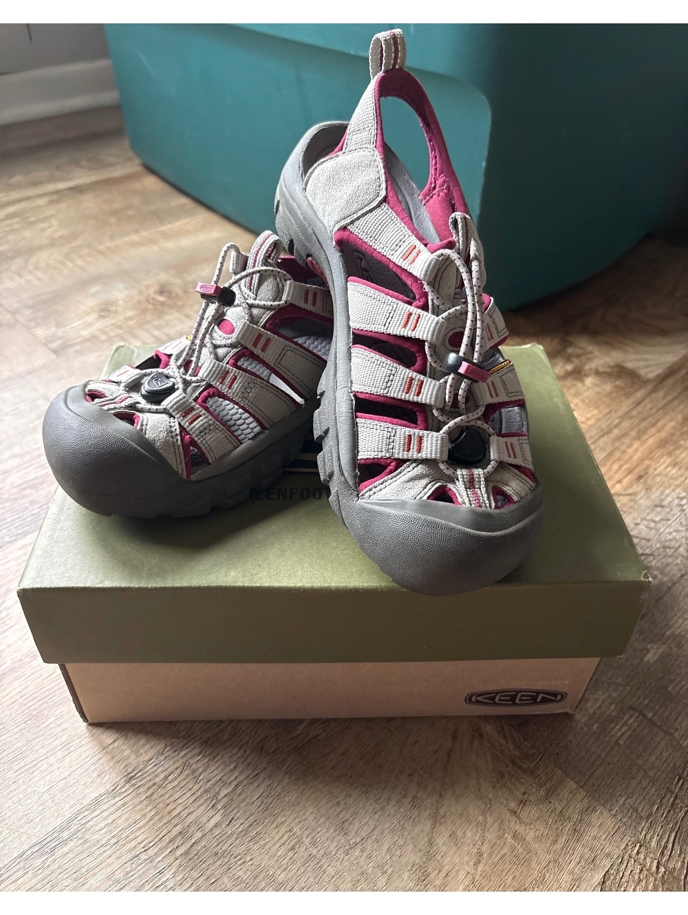 KEEN Women's Newport H2 Sandals Neutral Gray and Beet Red Size US 7 w Box New